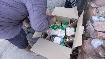 В громаді на Волині родинам військових роздали 400 продуктових наборів В громаді на Волині родинам військових роздали 400 продуктових наборів