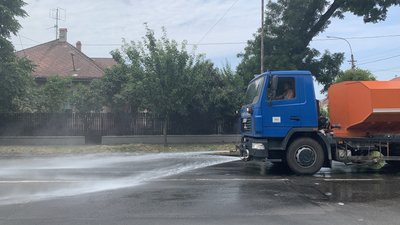 Зранку та в обід комунальники мають поливати дороги Ужгорода Зранку та в обід комунальники мають поливати дороги Ужгорода