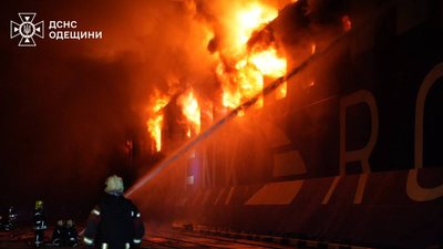 Горить судно після вибухів у Чорноморську