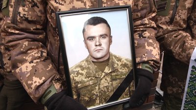 Загинули у першому бою: в Житомирі попрощалися із військовими, які у квітні загинули у боях на Херсонщині Загинули у першому бою: в Житомирі попрощалися із військовими, які у квітні загинули у боях на Херсонщині