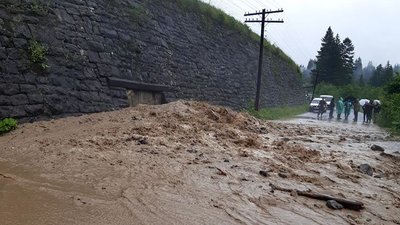 Евакуація людей, перекриття дороги та зсуви. На Прикарпатті - "червоний" рівень небезпеки Евакуація людей, перекриття дороги та зсуви. На Прикарпатті - "червоний" рівень небезпеки