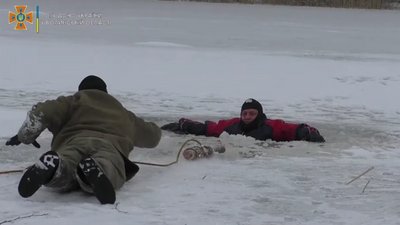 Тонка крига забирає життя: як врятувати людину, яка провалилася під лід Тонка крига забирає життя: як врятувати людину, яка провалилася під лід