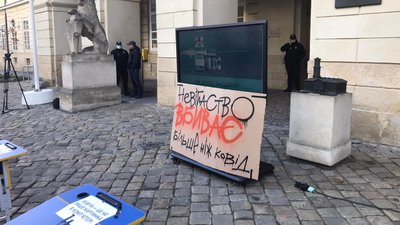 У Львові батьки вимагають відновити офлайн-навчання у школах: перед міську Ратушу винесли парти У Львові батьки вимагають відновити офлайн-навчання у школах: перед міську Ратушу винесли парти