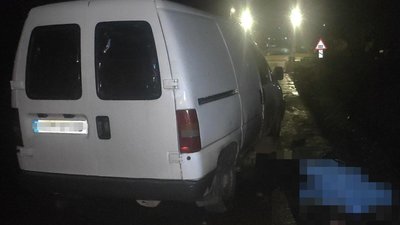 ДТП на Вінниччині: автівка збила чоловіка, що сидів на дорозі ДТП на Вінниччині: автівка збила чоловіка, що сидів на дорозі