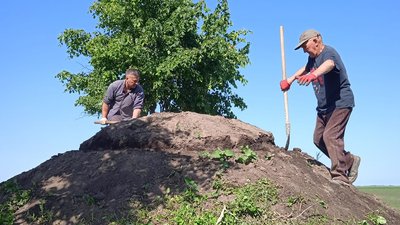 Жителі насипають курган Жителі насипають курган