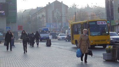 Громадський транспорт у центрі Рівного Громадський транспорт у центрі Рівного