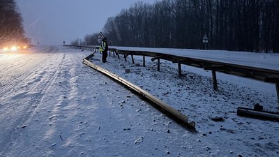 Наслідки російської атаки на дорозі біля Шарівки на Харківщині, 24 лютого 2026 року