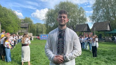 Співорганізатор заходу Віктор Драгущак, гаївки