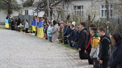 На Закарпатті попрощалися із загиблим військовим Юрієм Поповичем На Закарпатті попрощалися із загиблим військовим Юрієм Поповичем