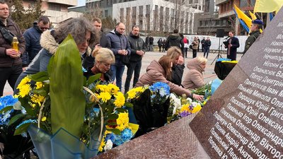 У Тернополі до пам'ятника Героям Небесної Сотні покладають квіти