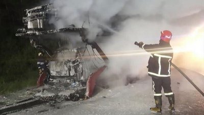 На Львівщині горіла лафета із чотирма автомобілями На Львівщині горіла лафета із чотирма автомобілями