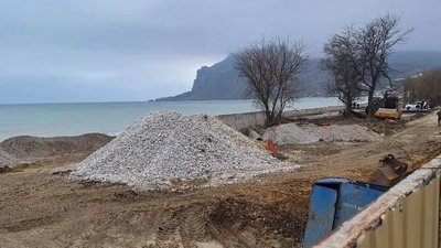 Пляжі Криму — у Коктебелі затягують будівництво набережної