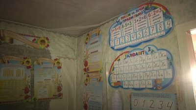 Школу знищили росіяни. Вчитель з деокупованого села проводить уроки для місцевих дітей у своєму будинку