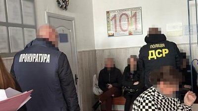 Брали хабарі за виготовлення закордонних паспортів: на Львівщині підозрюють двох посадовців