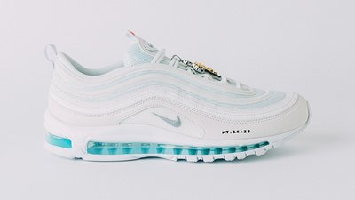 Nike подала в суд на творців "сатанинських кросівок" з людською кров'ю Nike подала в суд на творців "сатанинських кросівок" з людською кров'ю