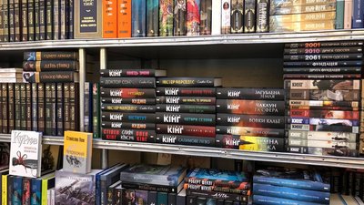 Стелажі у книгарні на вулиці Ольги Кобилянської Стелажі у книгарні на вулиці Ольги Кобилянської
