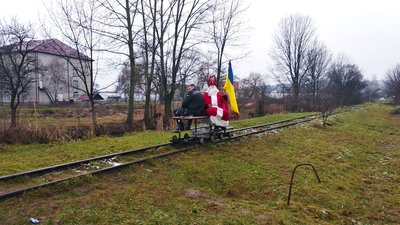 У село Сільце на Закарпатті Миколай приїхав на дрезині У село Сільце на Закарпатті Миколай приїхав на дрезині