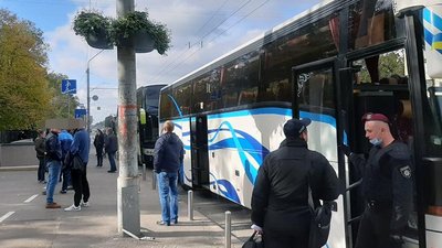 Поліція затримала два автобуси з жителями Житомирщини, які їхали на виборчі дільниці Києва
