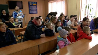 "Пан Коцький" в гуртожитку: рівненські лялькарі організували виставу для дітей переселенців "Пан Коцький" в гуртожитку: рівненські лялькарі організували виставу для дітей переселенців