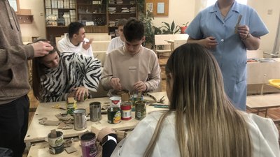 500 окопних свічок для військових та жителів Херсону зробили одинадцятикласники в Ужгороді 500 окопних свічок для військових та жителів Херсону зробили одинадцятикласники в Ужгороді