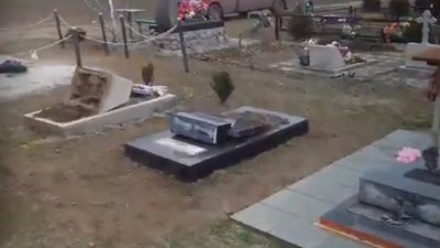 На Миколаївщині невідомі вандали зруйнували близько ста могил на кладовищі На Миколаївщині невідомі вандали зруйнували близько ста могил на кладовищі
