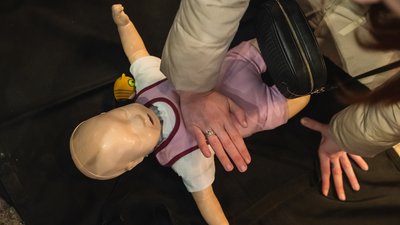 Питання життя. У Дніпрі цивільних навчають надавати першу домедичну допомогу – фоторепортаж Питання життя. У Дніпрі цивільних навчають надавати першу домедичну допомогу – фоторепортаж
