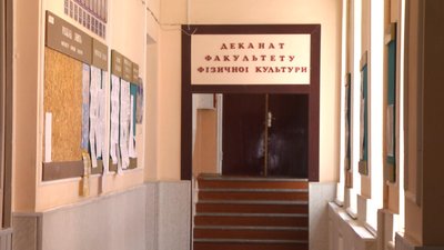 Цими коридорами Кам'янець-Подільського Національного університету імені Огієнка ходить студентка 4-го курсу Дар'я Білодід. Фото: Суспільне. Цими коридорами Кам'янець-Подільського Національного університету імені Огієнка ходить студентка 4-го курсу Дар'я Білодід. Фото: Суспільне.