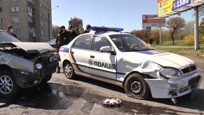 В Івано-Франківську зіткнулися ВАЗ та Daewoo Sens держслужби охорони