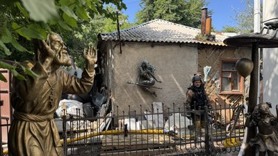 У Харкові внаслідок ударів РФ пошкоджено будинок скульптора Катіба Мамедова,