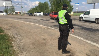 Харків'яни їдуть за місто — на виїзді утворився затор Харків'яни їдуть за місто — на виїзді утворився затор