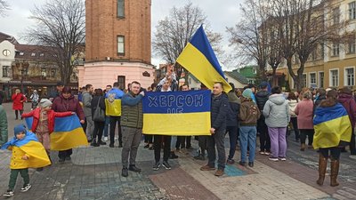 "Херсон — це Україна!": у Вінниці пройшла акція на підтримку деокупованого міста "Херсон — це Україна!": у Вінниці пройшла акція на підтримку деокупованого міста