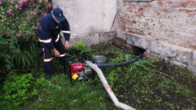 На Франківщині сильний дощ знову підтопив будинки прикарпатців