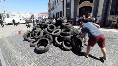 "Присоромити міську раду". У Чернівцях проводять акцію "проти бездоріжжя"