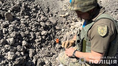 На Дніпропетровщині вибухотехніки поліції знешкодили збиту російську ракету На Дніпропетровщині вибухотехніки поліції знешкодили збиту російську ракету