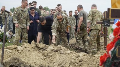 "Загинув, захищаючи небо над Донеччиною". У Харкові поховали пілота, який загинув у авіатрощі під Бахмутом