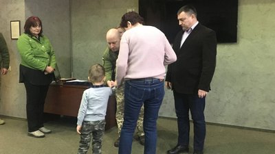 У Сумах посмертні нагороди загиблих військових вручили їхнім родинам У Сумах посмертні нагороди загиблих військових вручили їхнім родинам