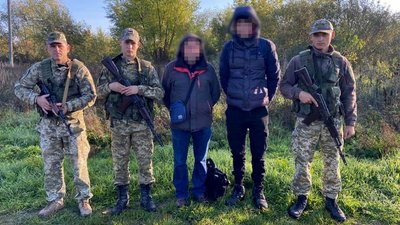 На Закарпатті прикордонники затримали батька й сина, які хотіли незаконно потрапити до Угорщини