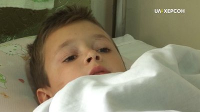 Хлопчик, який провалився у 8-метрову яму на Херсонщині, досі у лікарні