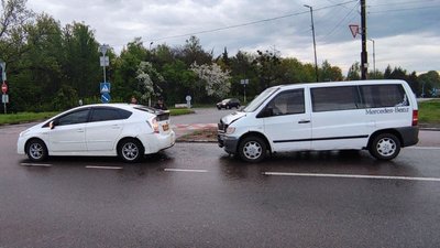 На Житомирщині мікроавтобус зіштовхнувся з вантажівкою – двоє людей травмувалися На Житомирщині мікроавтобус зіштовхнувся з вантажівкою – двоє людей травмувалися