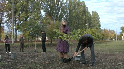 Фруктові дерева замість тополь: на Черкащині заклали "Сад Перемоги"