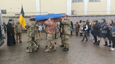 У Луцьку попрощалися із 31-річним бійцем Максимом Омельчуком У Луцьку попрощалися із 31-річним бійцем Максимом Омельчуком