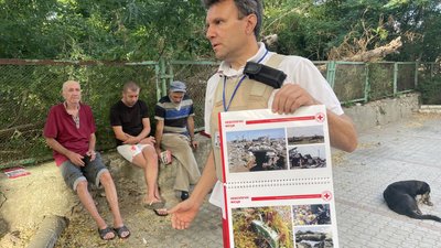 Алгоритми дій при виявленні вибухонебезпечних предметів: як працівники Червоного Хреста навчають херсонців Алгоритми дій при виявленні вибухонебезпечних предметів: як працівники Червоного Хреста навчають херсонців