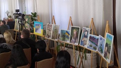 Прапор з побажаннями та дитячими малюнками передали військовим з Черкас Прапор з побажаннями та дитячими малюнками передали військовим з Черкас