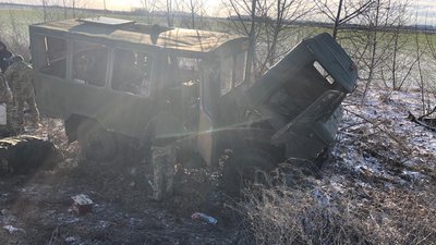 На Полтавщині автомобіль з військовими з’їхав у кювет