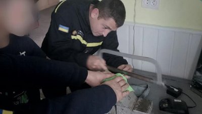 У Франківську хлопчик засунув палець у сковорідку: знадобилася допомога рятувальників