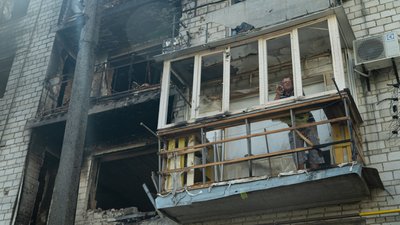 Чоловік курить на своєму балконі у одному із районів Макарова Чоловік курить на своєму балконі у одному із районів Макарова