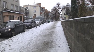 Ожеледиця у Луцьку: як працюють комунальники, курсує громадський транспорт та що кажуть водії та пішоходи Ожеледиця у Луцьку: як працюють комунальники, курсує громадський транспорт та що кажуть водії та пішоходи