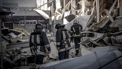 Ракета РФ зруйнувала ТЦ "Рив'єра" в Одесі та пошкодила будинки. Фоторепортаж Ракета РФ зруйнувала ТЦ "Рив'єра" в Одесі та пошкодила будинки. Фоторепортаж