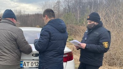 У Калуші на Івано-Франківщині муніципали оштрафували трьох паліїв сухостою У Калуші на Івано-Франківщині муніципали оштрафували трьох паліїв сухостою