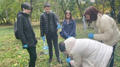 Школярі висаджують "Алею нескорених"